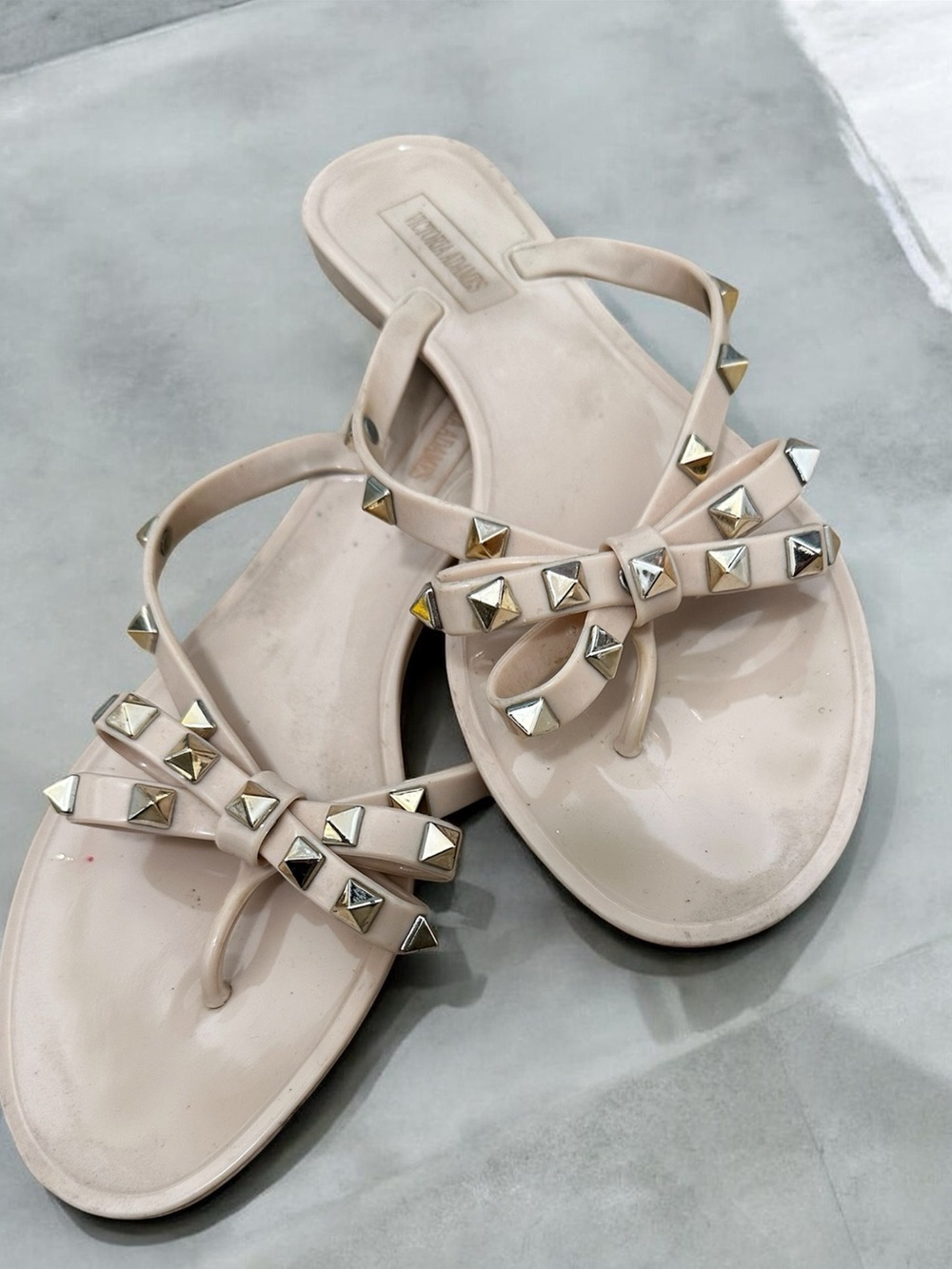 Bow-Embellished Jelly Thong Sandals in Nude